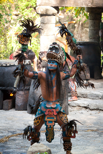 A vibrant reenactment of ancient Mayan traditions comes to life at Xcaret Park, where performers in full warrior attire share Mexico’s indigenous history through powerful rituals and storytelling.