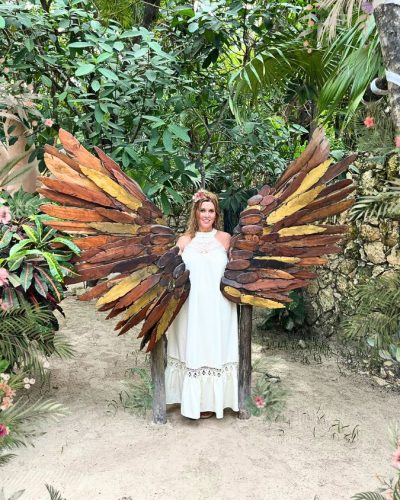 woman at the ven a la luz park posing by wooden wings